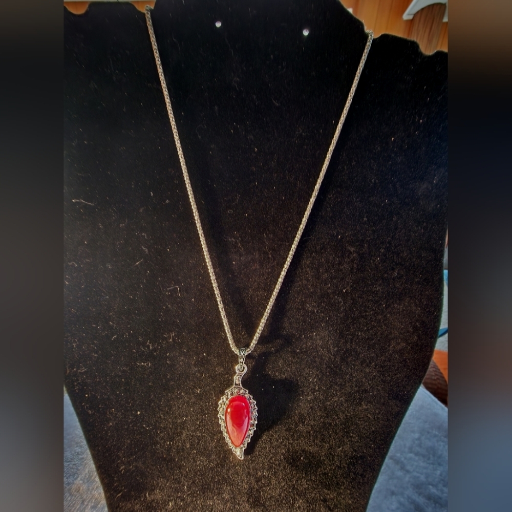 STUNNING Vintage-Style Red Teardrop Pendant Necklace with Silver-Tone Chain EUC